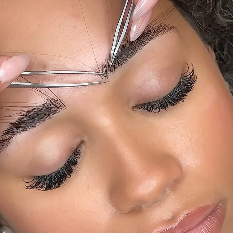 TRAINING HYPER REALISTIC EYEBROW EXTENSIONS